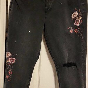 NY&Co./Soho Black Flower Printed Ripped Ankle Jeans